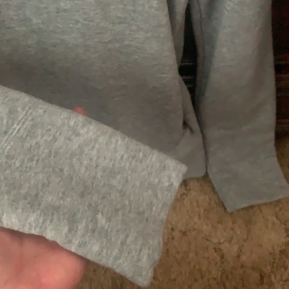 4.99 shipping Like new! Unisex. Puma pull over sweater with pockets - Picture 4 of 5